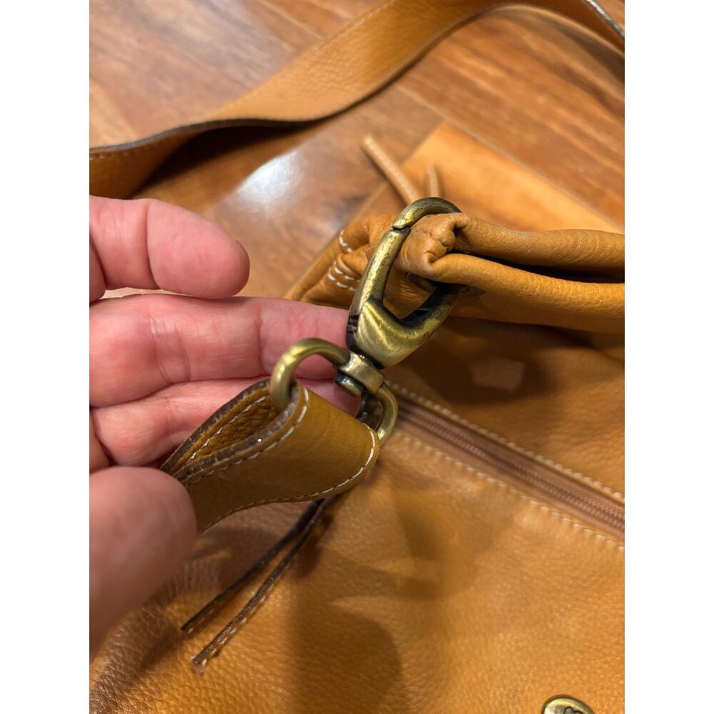 Avorio Italy tan leather crossbody bag purse. Adjustable straps multiple pockets - Picture 4 of 9
